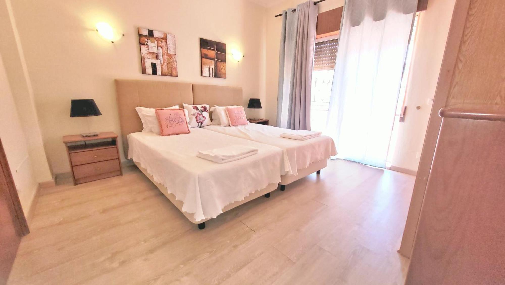 Walking Distance To The Centre - Snooker Table - Private Pool - 5 Bedrooms Quarteira Zewnętrze zdjęcie